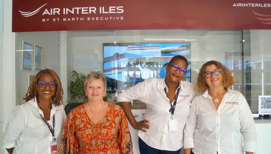 L'équipe Air Inter Iles au comptoir de l'aéroport Maryse Condé Guadeloupe
